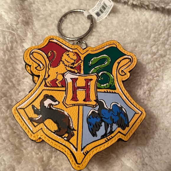 Sold New Vera Bradley Harry Potter Hogwarts Crest Zip Bag Charm Limited Edition - Picture 4 of 7
